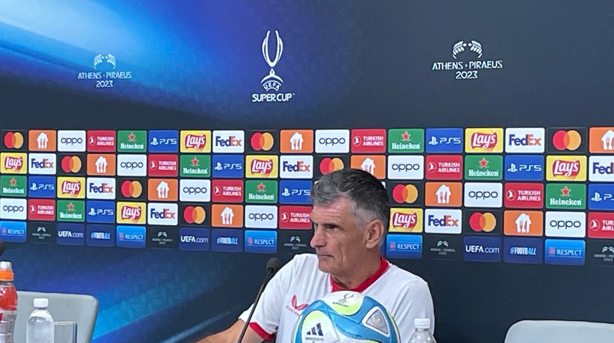 Mendilibar, durante la rueda de prensa que organiza la UEFA