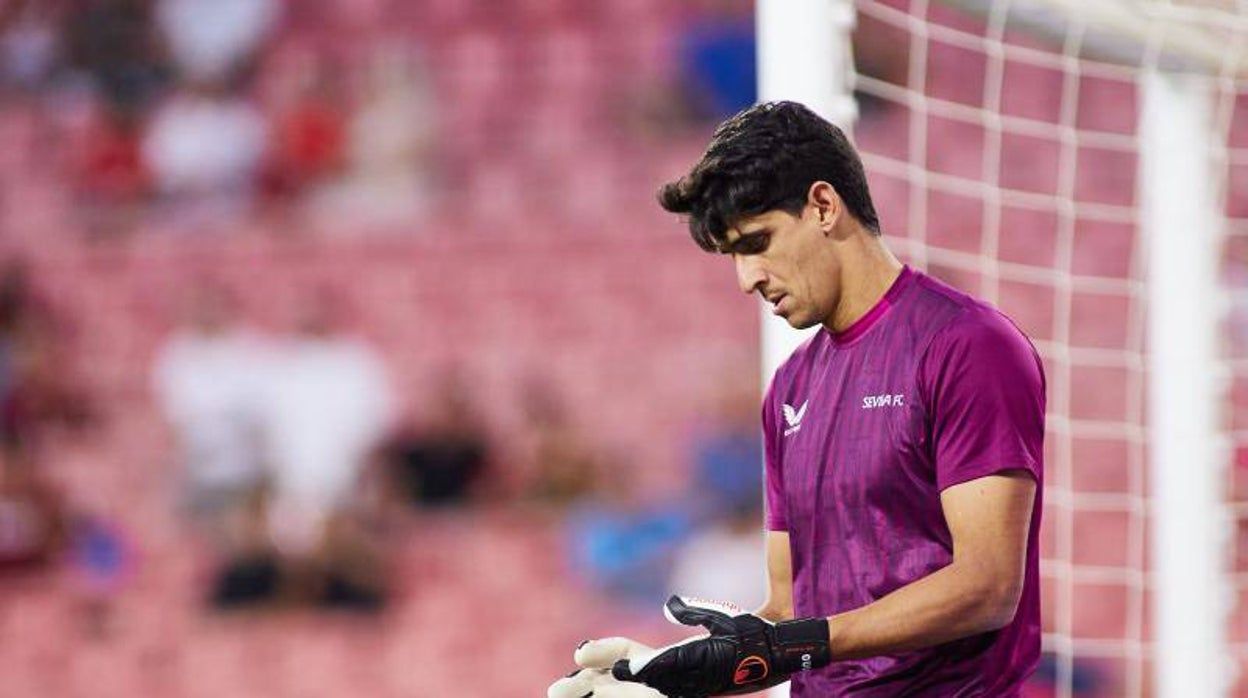 Bono se ajusta los guantes en la previa del Sevilla-Valencia