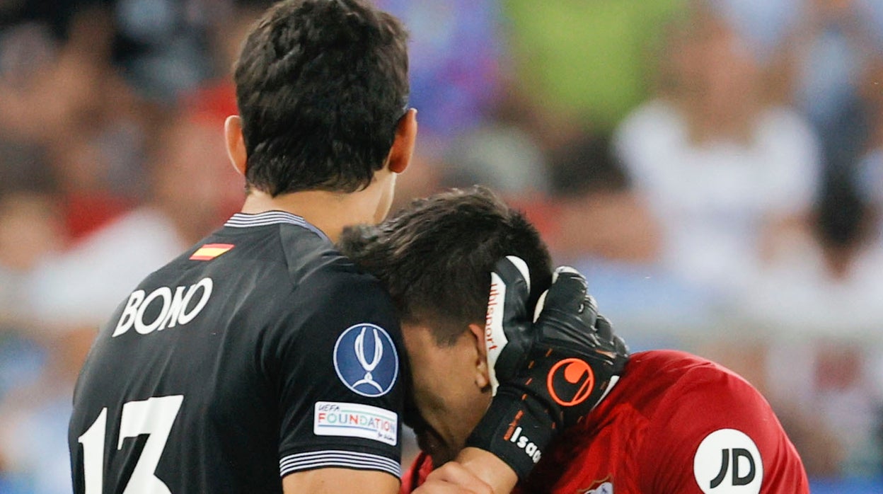 Bono y Acuña, durante la final de la Supercopa de Europa