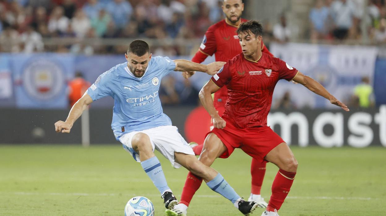 Badé le saca un balón por abajo a Grealish