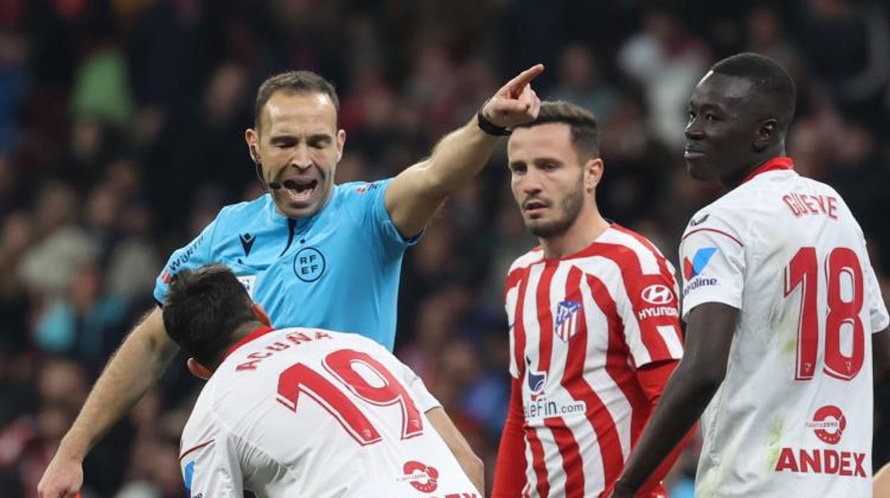 CUADRA FERNÁNDEZ LE SEÑALA A GUEYE EL TÚNEL DE VESTUARIOS ANTES DE TIEMPO TRAS SU EXPULSIÓN