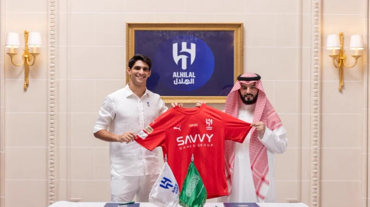 Bono posa con su nueva camiseta en el momento de la firma de su contrato con el Al-Hilal