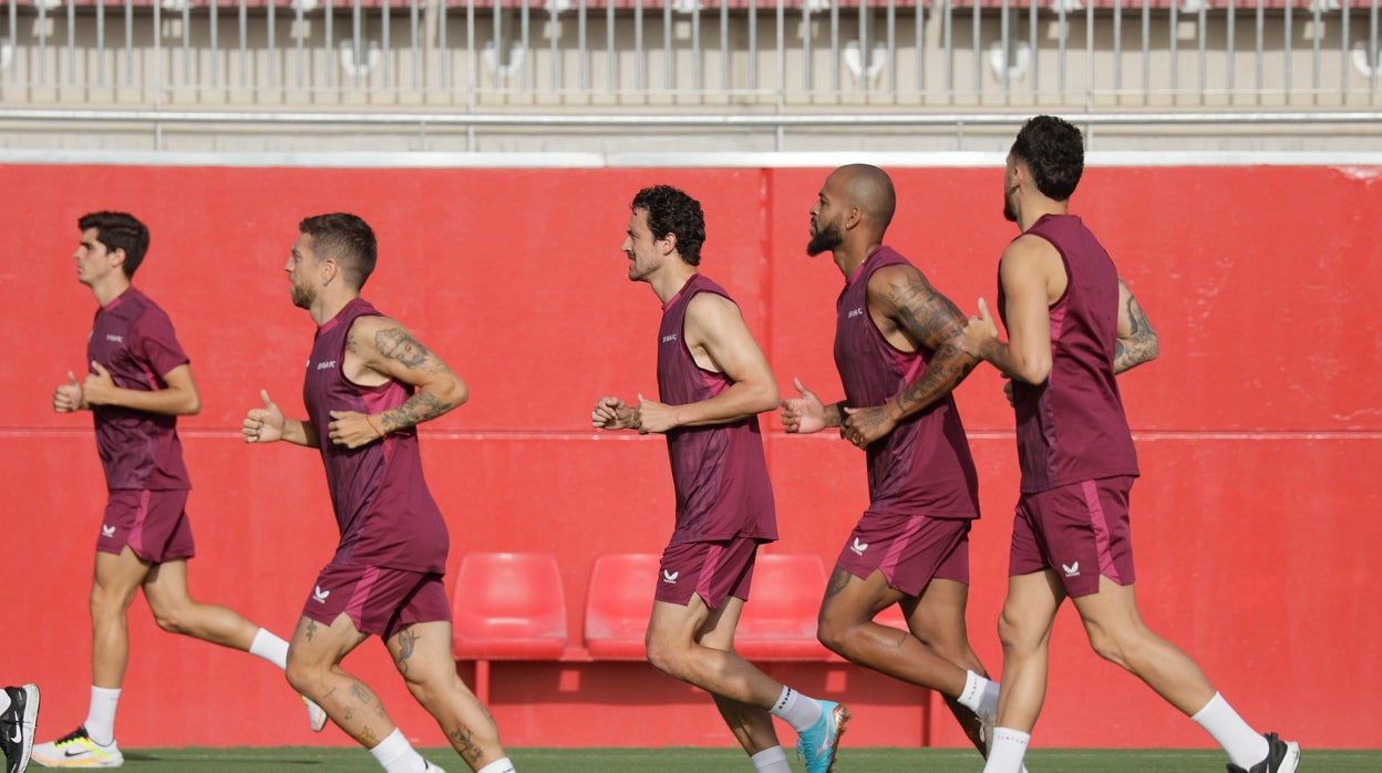 Marcao, entre varios jugadores del Sevilla en un entrenamiento reciente