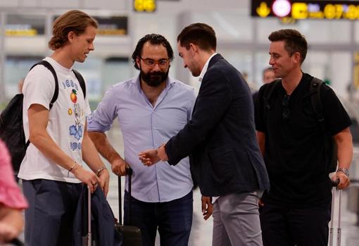 Víctor Orta recibiendo al nuevo fichaje del Sevilla FC