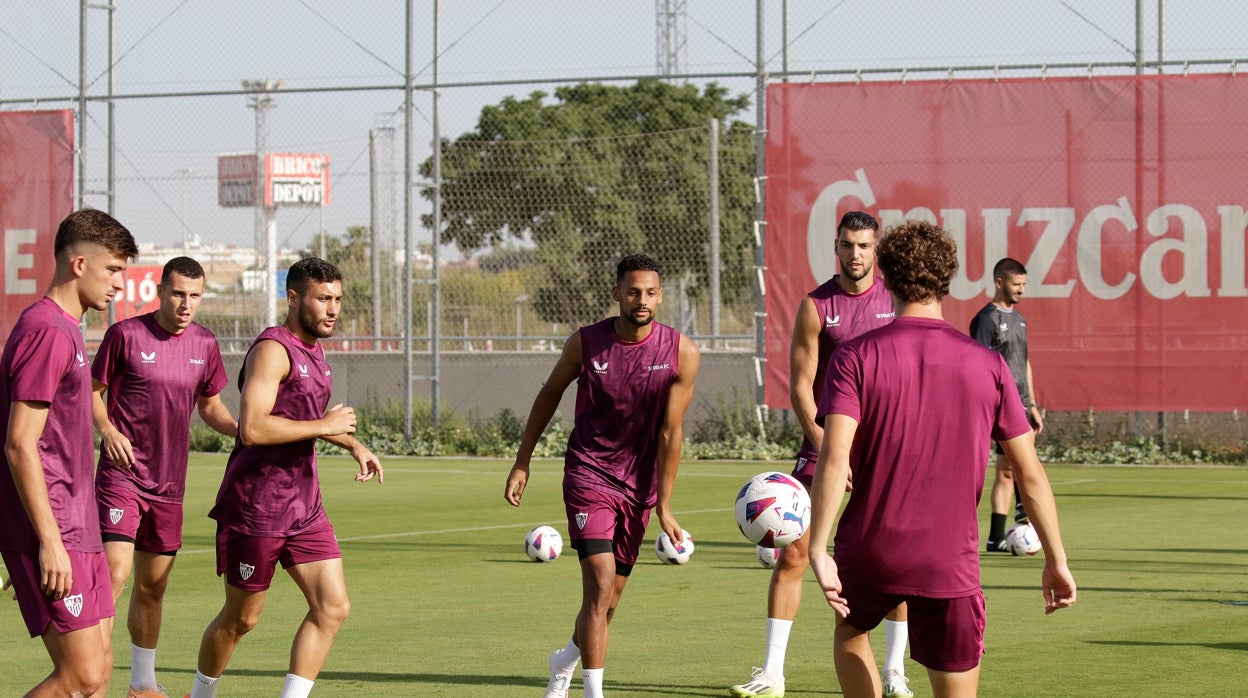 Los jugadores del Sevilla, en el último entrenamiento antes del partido en Vitoria