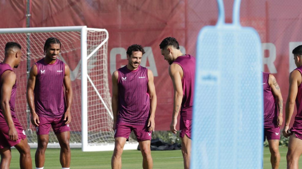 Fernando, Badé, Delaney y Ocampos entrenan en la ciudad deportiva del Sevilla FC este domingo
