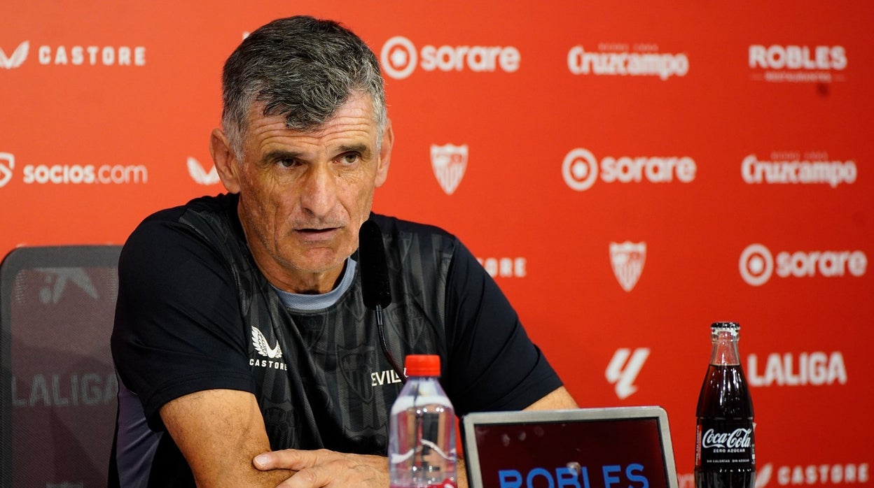José Luis Mendilibar durante la rueda de prensa en la ciudad deportiva