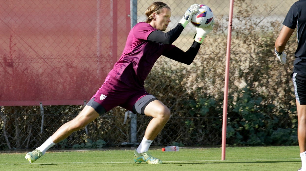 Nyland, durante su primer entrenamiento como jugador del Sevilla