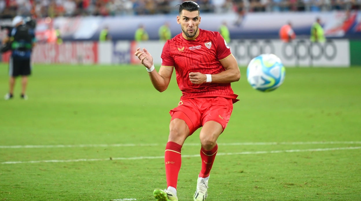 Rafa Mir lanza el penalti en la Supercopa de Europa