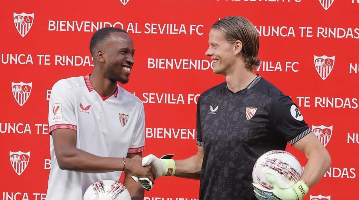 Lukebakio y Nyland se estrechan la mano tras enfundarse la elástica sevillista