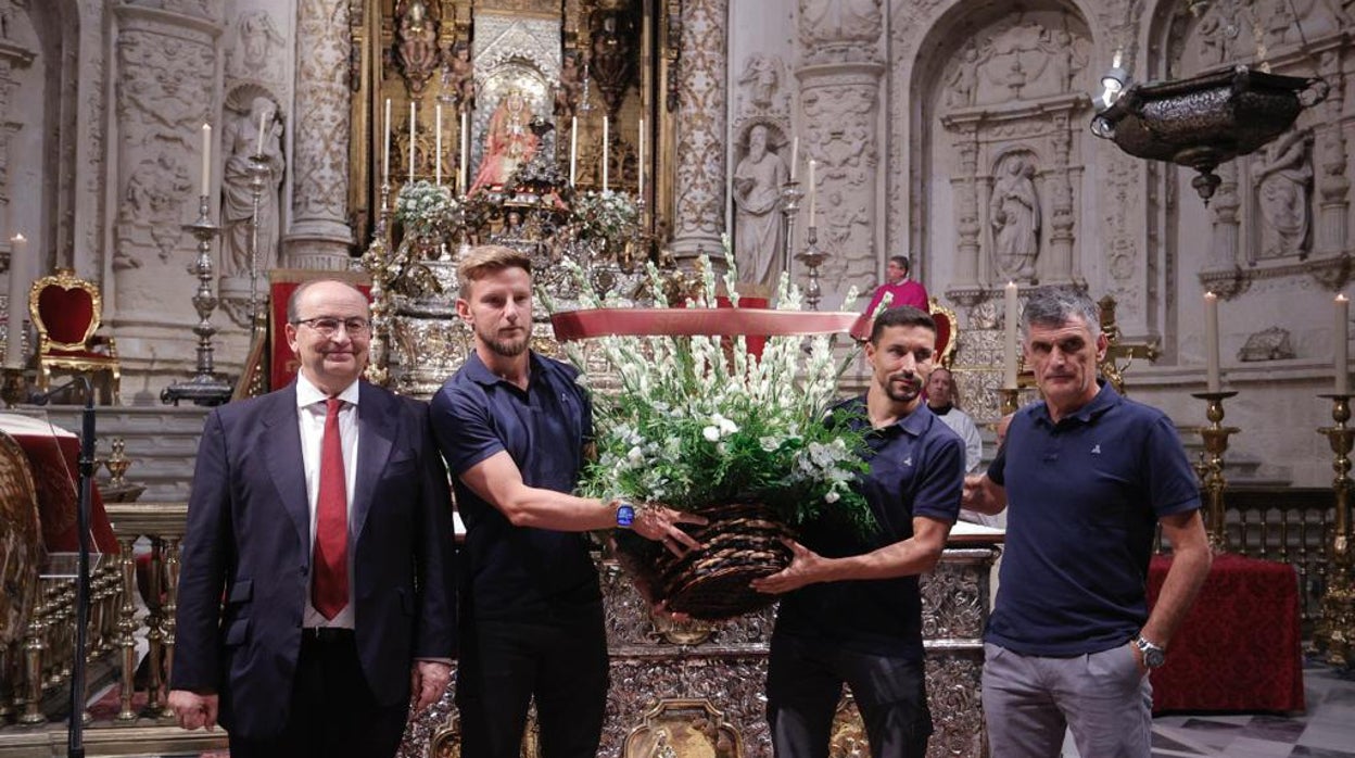 Castro y Rakitic, a un lado; y Navas y Mendilibar, por otro, rinden pleitesía a la patrona de Sevilla
