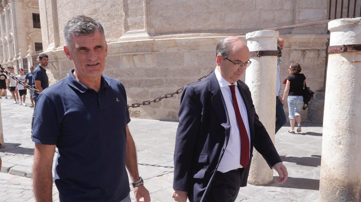 José Luis Mendilibar y José Castro en la ofrenda floral a la Virgen de los Reyes en la catedral de Sevilla