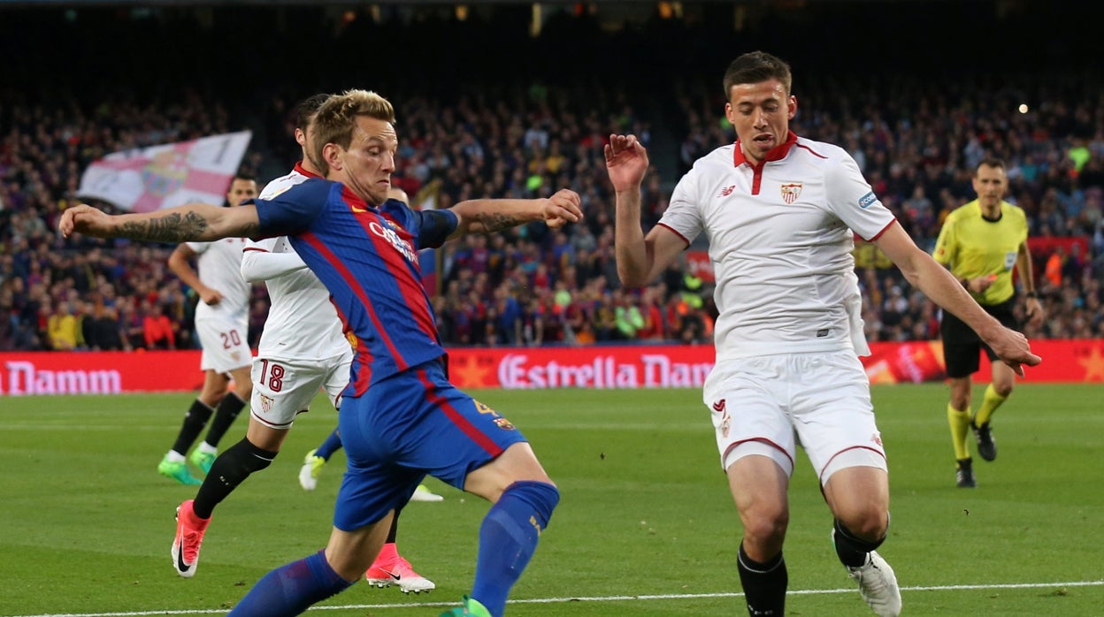 Rakitic, con el Barcelona, y Lenglet, con el Sevilla, en un duelo de la temporada 2016-17