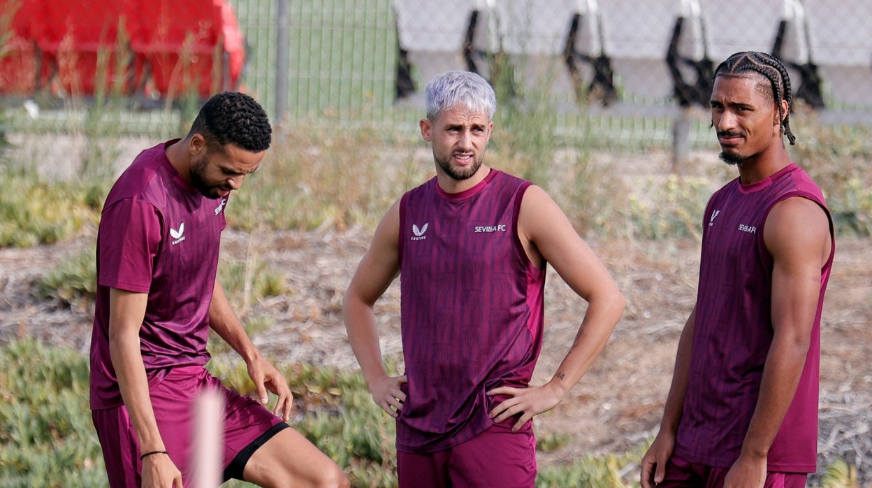 En-Nesyri. Januzaj y Badé, en uno de los últimos entrenamientos del Sevilla