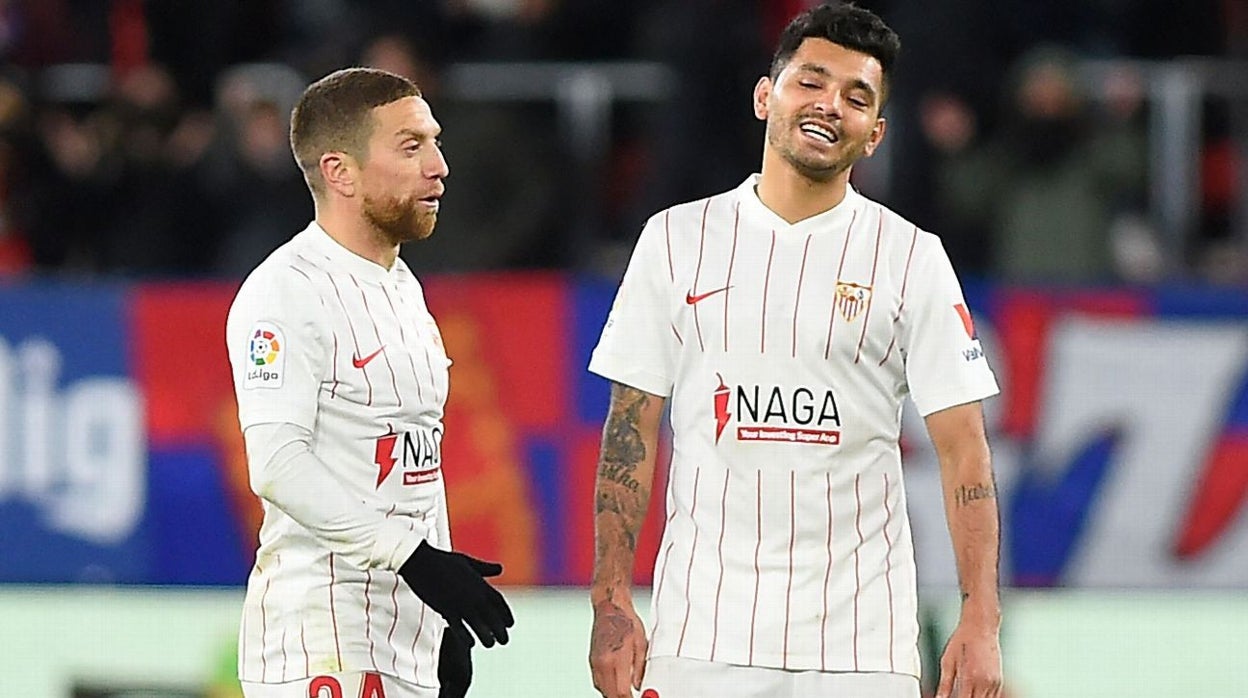 Papu y Tecatito, en un partido con el Sevilla