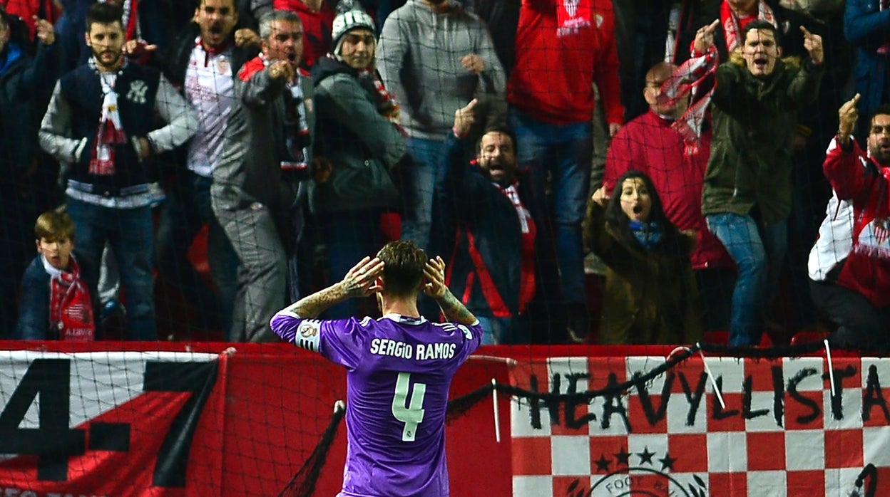 Sergio Ramos celebra un gol al Sevilla en el Ramón Sánchez-Pizjuán ante la grada de Gol Norte