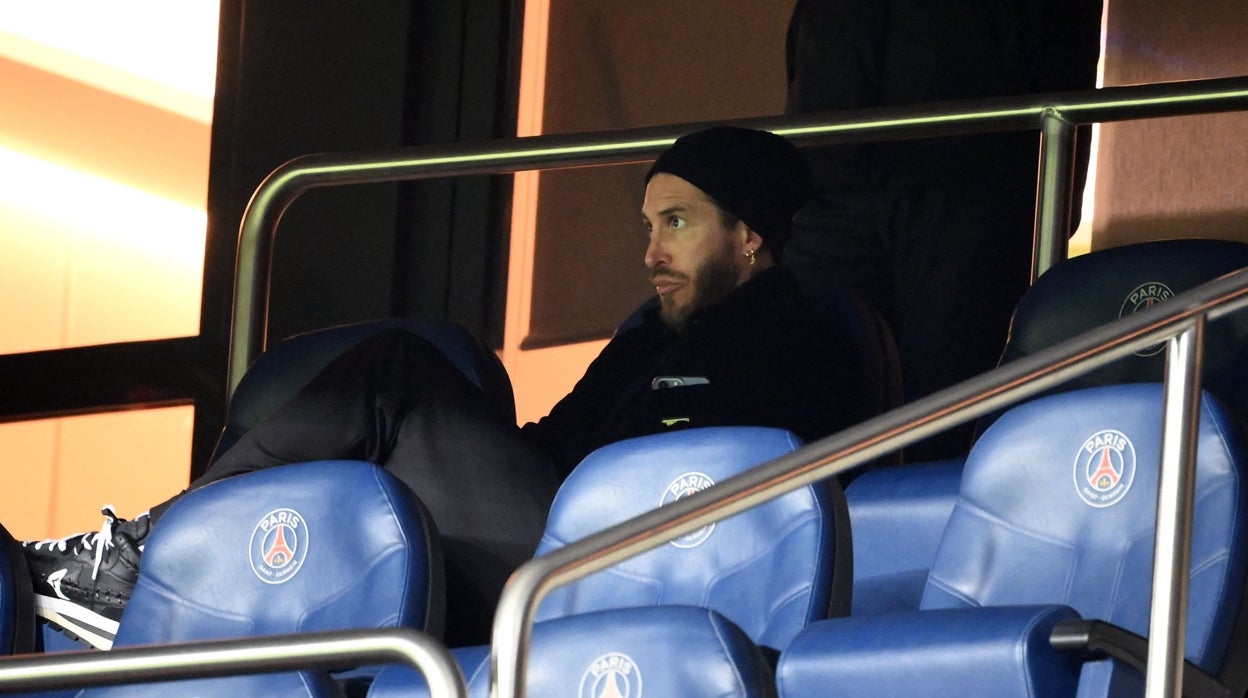 Sergio Ramos, en la grada durante un partido del PSG