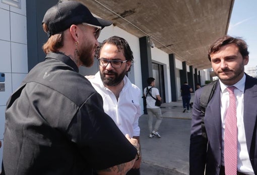 Sergio Ramos y Víctor Orta se saludan