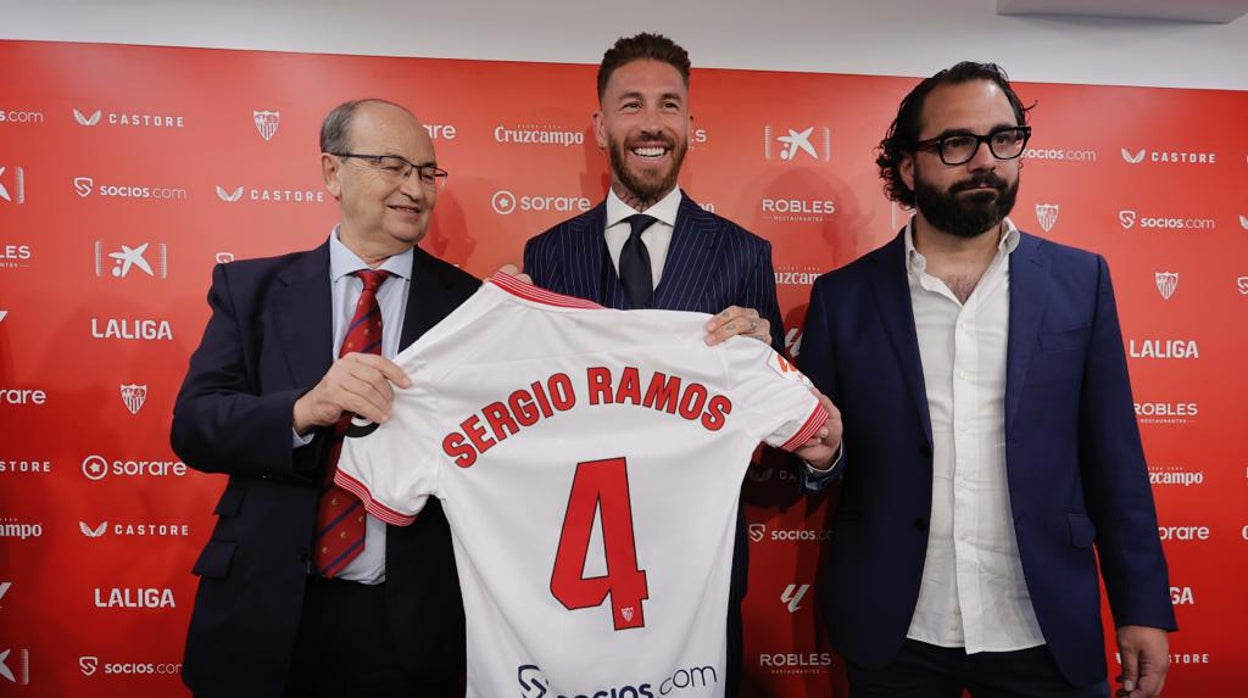 Sergio Ramos posa con su nuevo dorsal