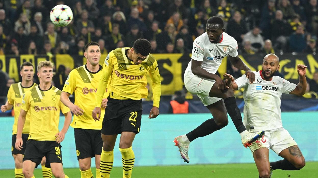 Imagen de Tanguy Nianzou marcando de cabeza al Bourssia Dortmund en Champions League junto a Marcao