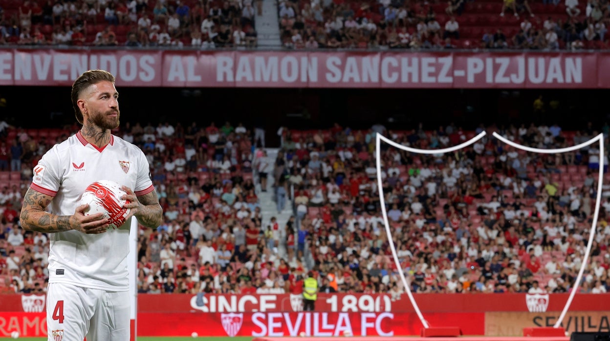 Sergio Ramos vestido con la equipación del Sevilla en su presentación