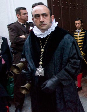 El muñidor de la Mortaja cambia hoy la esquila por la vara de hermano mayor