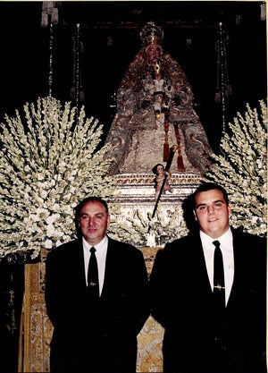 Cuatro generaciones de «Bejaranos» en 100 años han llamado al paso de la Virgen de los Reyes