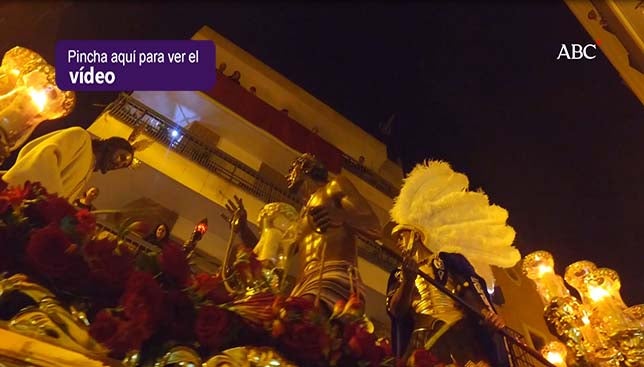 Imponente revirá del cristo de los Panaderos entrando por Amor de Dios - Semana Santa de Sevilla 2018