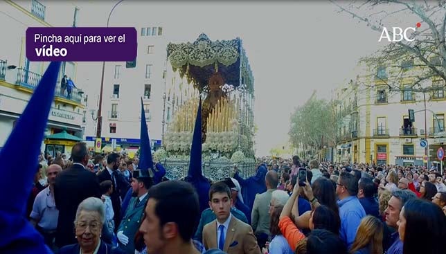 Caluroso recibimiento a la Virgen del Baratillo en su entrada por Reyes Católicos - Semana Santa de Sevilla 2018