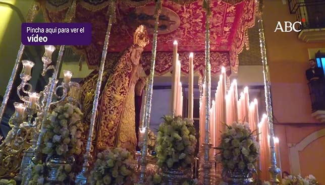 Vibrante entrada del palio de los Panaderos por la calle Amor de Dios - Semana Santa de Sevilla 2018