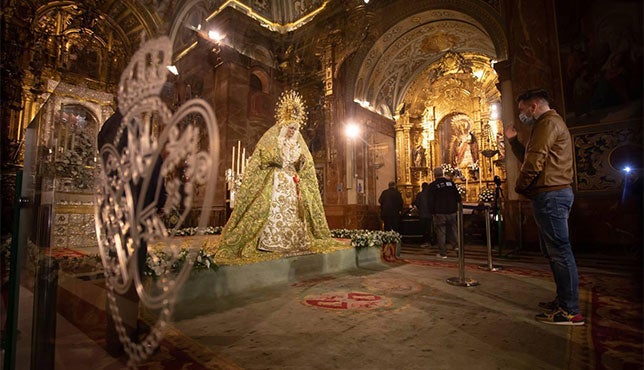 La Macarena contabiliza más de 22.000 las personas que pasaron por su «besamanos»