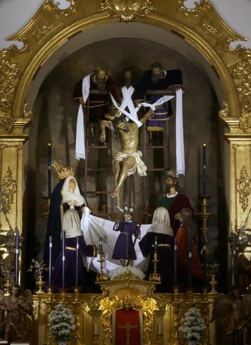 El Cristo, ya junto al resto de figuras del misterio en la capilla de la hermandad