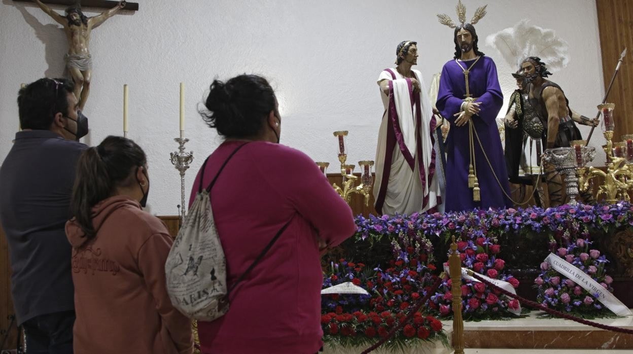 Vecinos de Torreblanca rezan al Cautivo en la parroquia