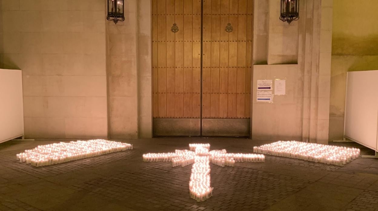 La cruz de velas formada en la puerta del santuario de los Gitanos