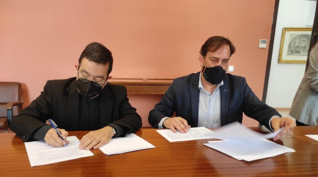 El secretario canciller del Arzobispado de Sevilla, Isacio Siguero y el hermano mayor de la Redención, Manuel del Cuvillo, firman el comodato para el inicio de las obras en Santiago