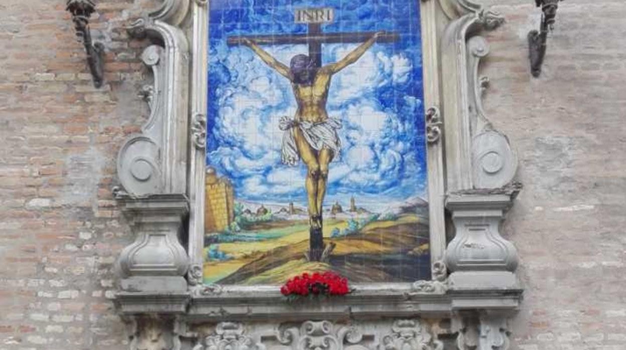 Retablo cerámico del Cristo de la Buena Muerte de los Estudiantes