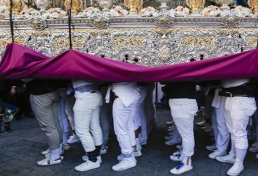 Costaleros en Semana Santa