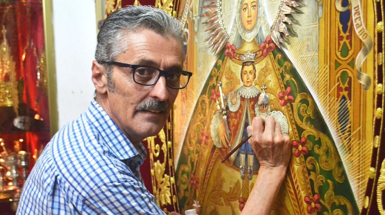 El pintor Juan Luis Aguado trabajando en la gloria del palio de la Virgen del Buen de la Lanzada