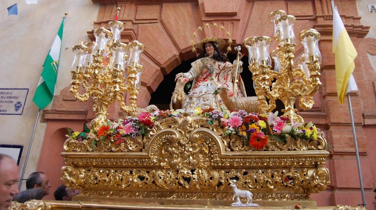 La Pastora de Santa Marina saliendo de la capilla de la calle Amparo