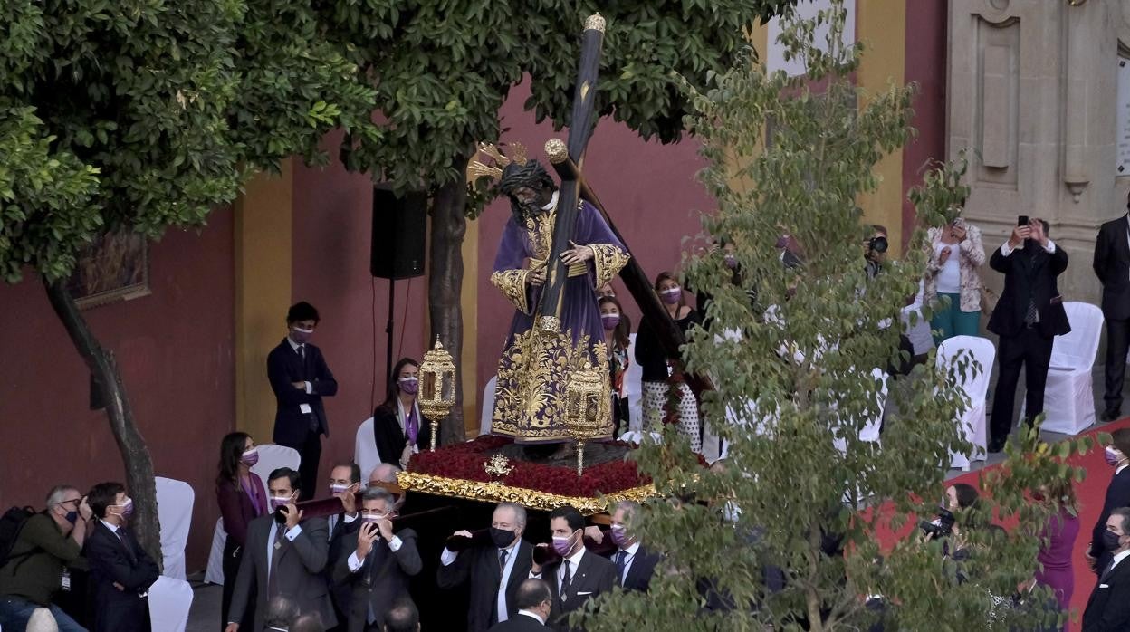 El Gran Poder, en andas, saliendo para presidir la misa por el cuarto centenario en la plaza de San Lorenzo