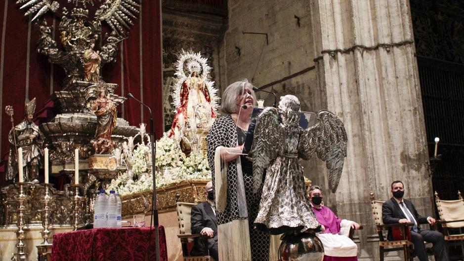La pregonera de las Glorias llama a «buscar a la Virgen en la calle»