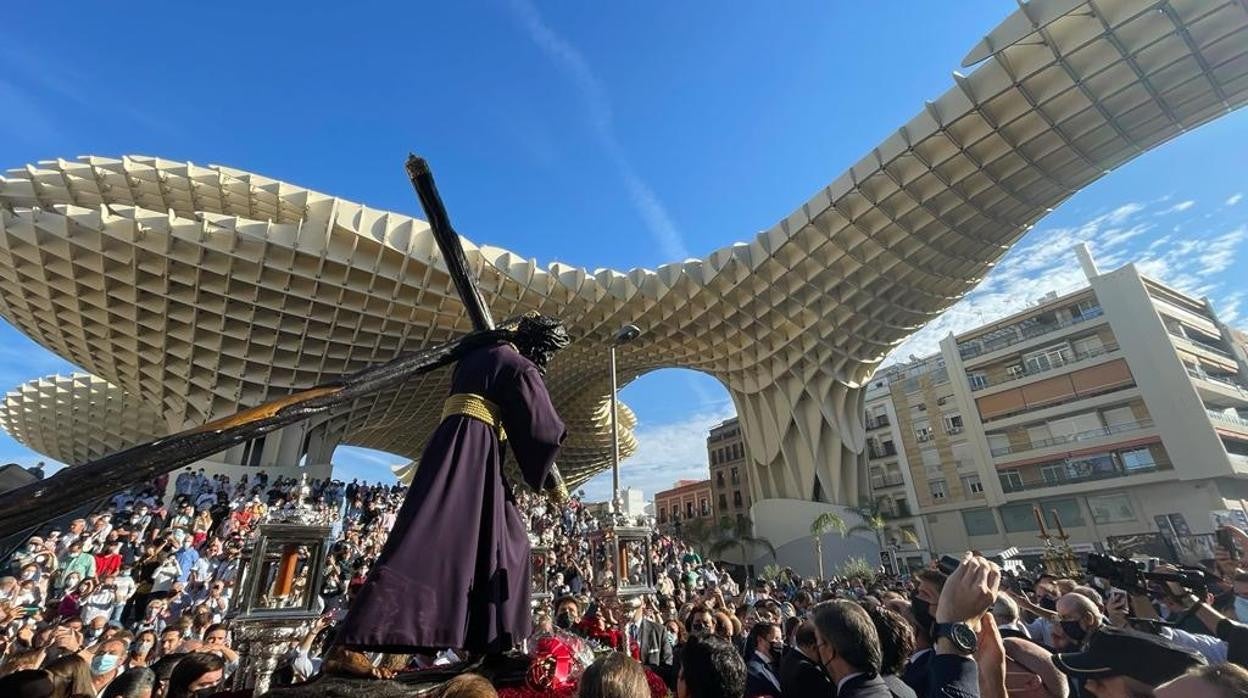 Jesús del Gran Poder a su paso por las setas de la Encarnación