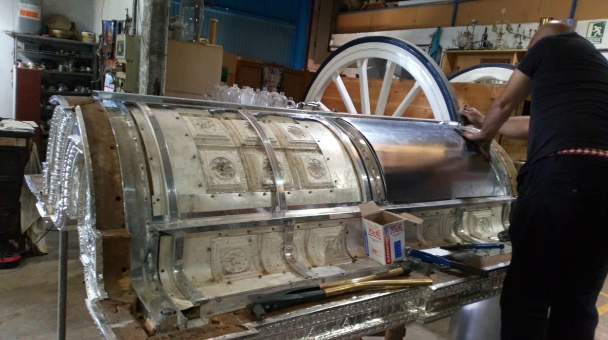 Un orfébre de Villarreal restaura la carreta del Rocío de La Palma del Condado