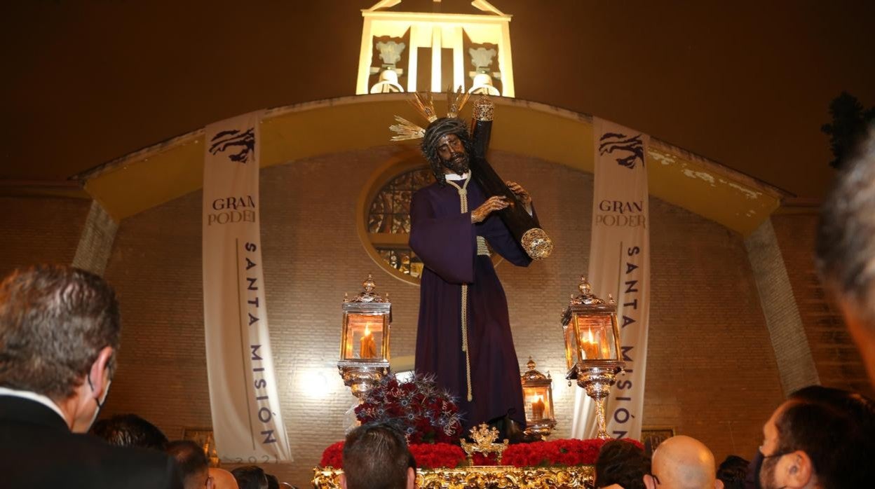 El Gran Poder entrando en la parroquia de Santa Teresa
