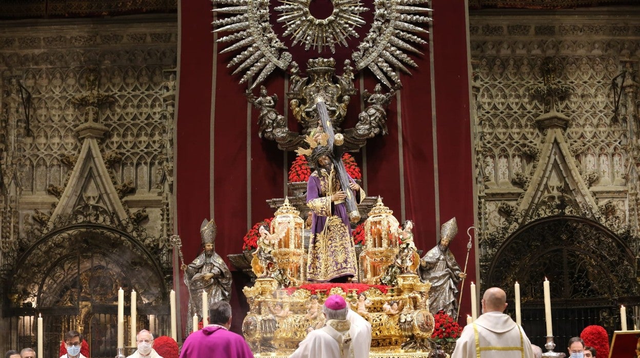 El Señor del Gran Poder presidiendo desde el presbiterio