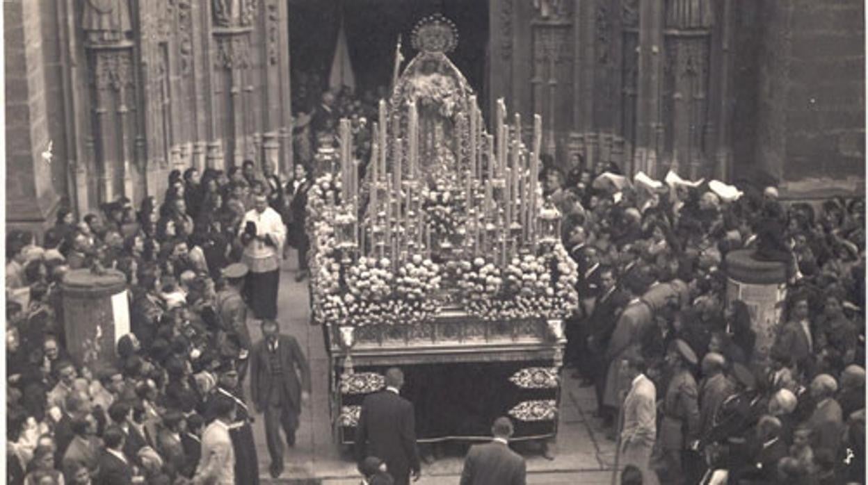 La Virgen del Valle, saliendo de la Catedral en la procesión extraordinaria de 1946 por el patronazgo de la Virgen de los Reyes