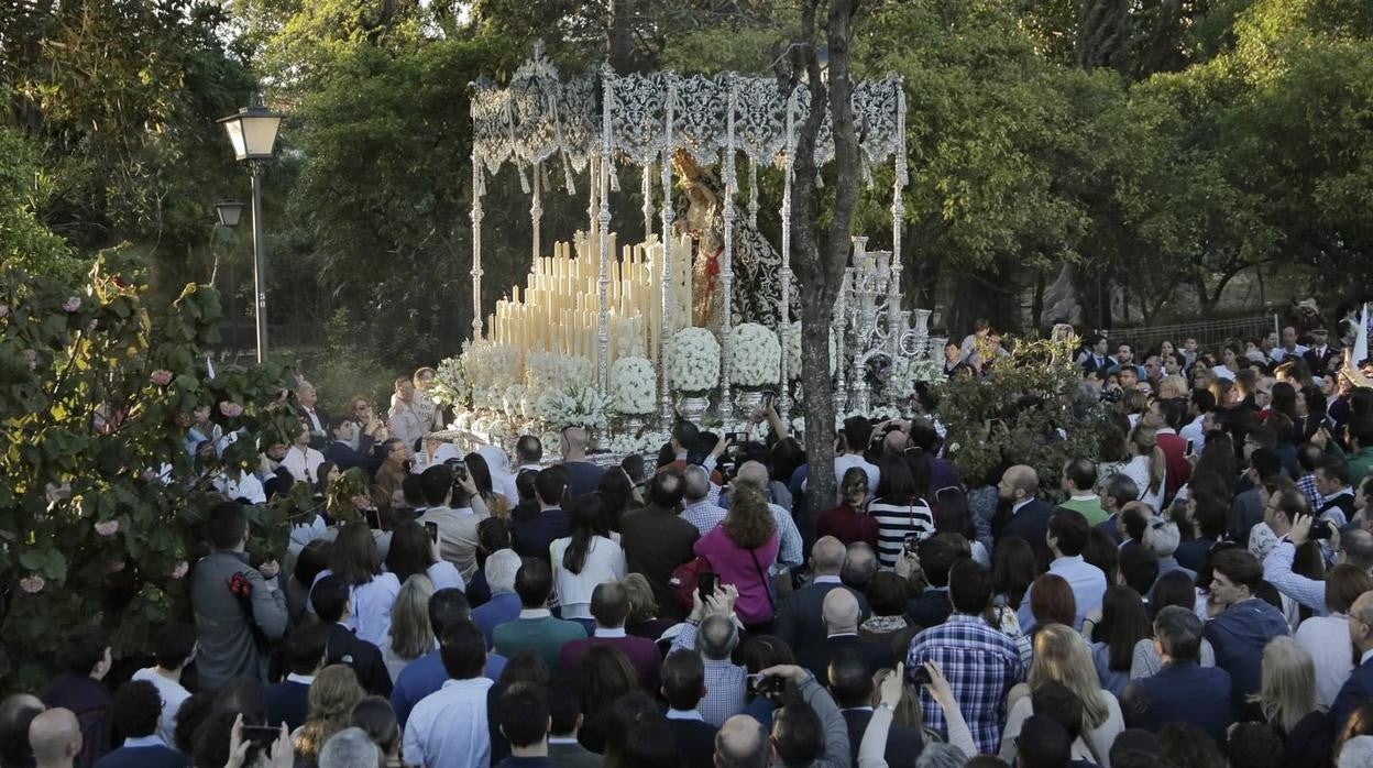 La Virgen de la Candelaria por los Jardines de Murillo en la tarde del Martes Santo de 2018