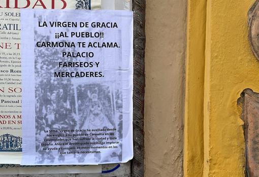 Cartel propuesta de vecinos de Carmona contra el Arzobispado en la puerta de una iglesia de Sevilla