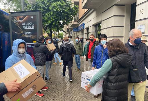 Voluntarios trabajando en las tareas de carga del autobús