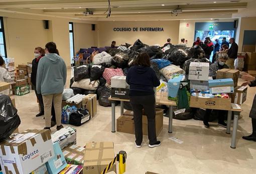 Labores de logística en el interior del Colegio de Enfermería, que ha colaborado con la hermandad del Lunes Santo